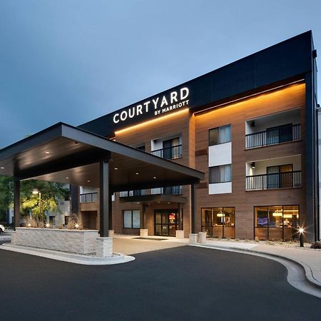 Courtyard Grand Rapids Airport Hotell Exteriör bild