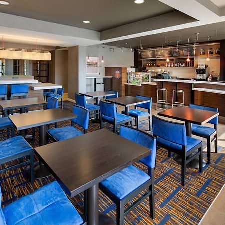 Courtyard Grand Rapids Airport Hotell Exteriör bild