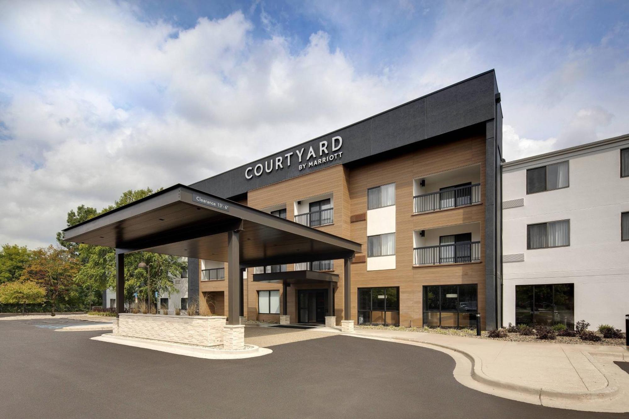 Courtyard Grand Rapids Airport Hotell Exteriör bild