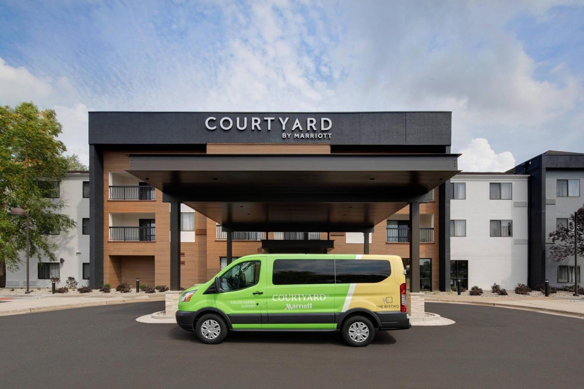 Courtyard Grand Rapids Airport Hotell Exteriör bild